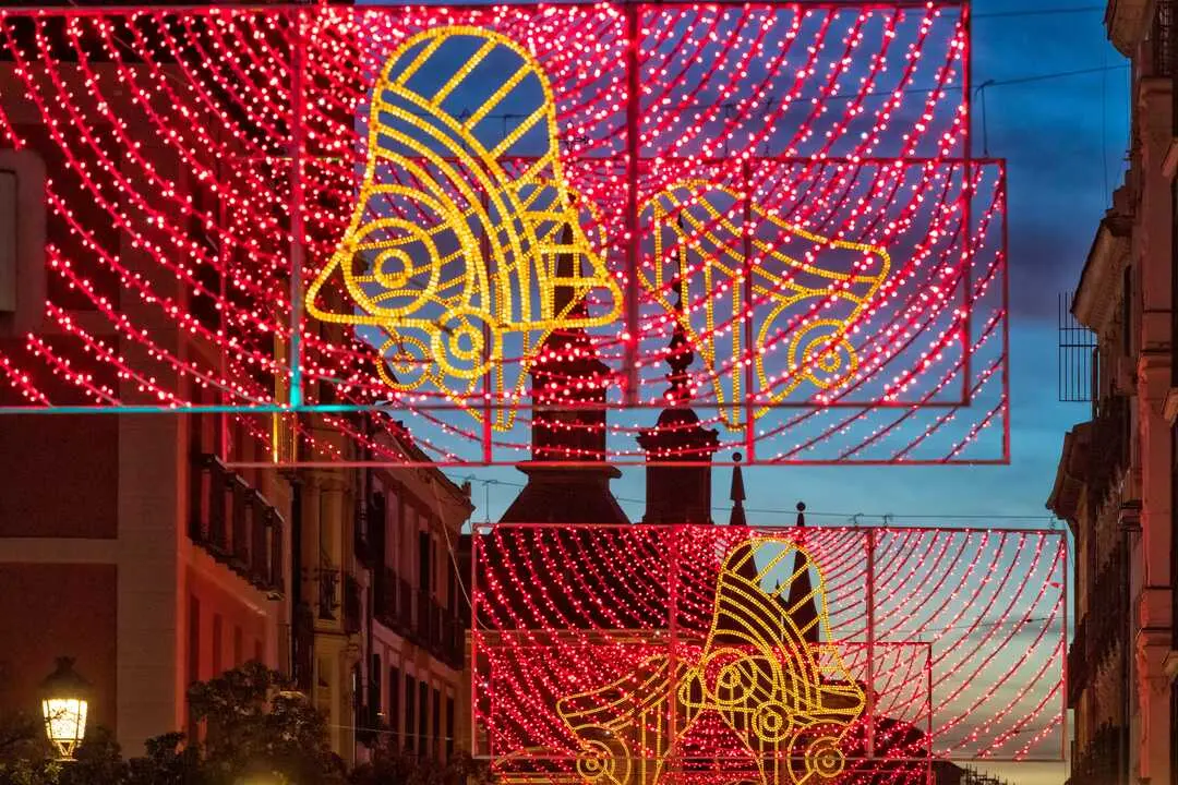 Calle Mayor iluminada con luces de Navidad. &Aacute;lvaro L&oacute;pez del Cerro &copy; Madrid Destino.