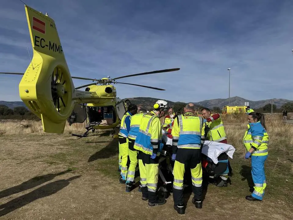 En estado muy grave un hombre de 62 a&ntilde;os tras clavarse un hierro y entrar en parada en Collado Villalba. Imagen de Emergencias Madrid.