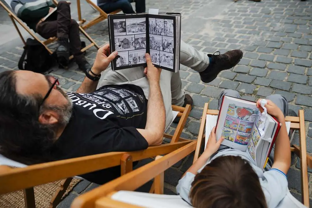 Dos personas leen en la Plaza del Conde Barajas, a 25 de abril de 2025, en Madrid (Espa&ntilde;a). Imagen de EP.
