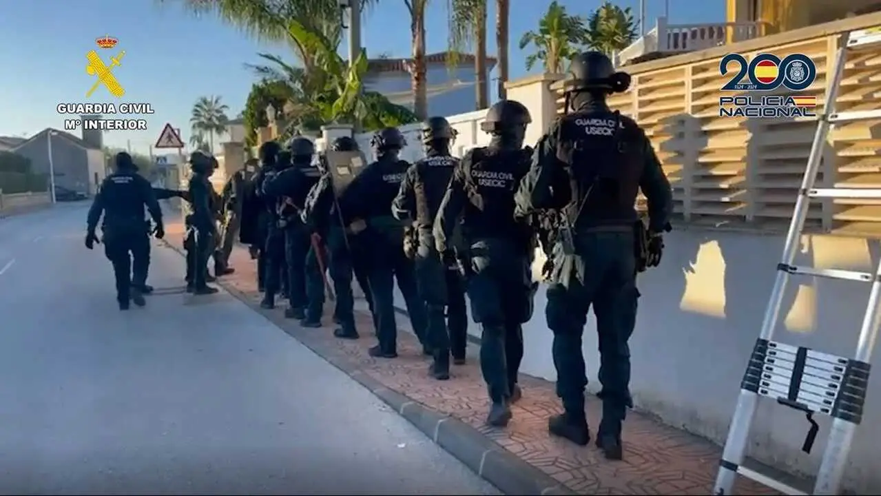 Agentes de la Guardia Civil y la Polic&iacute;a Nacional han desarticulado una organizaci&oacute;n criminal dedicada a la explotaci&oacute;n sexual en las localidades alicantinas de Denia y Els Poblets, deteniendo a siete personas y liberando a once mujeres cautivas. Imagen de la Polic&iacute;a Nacional.