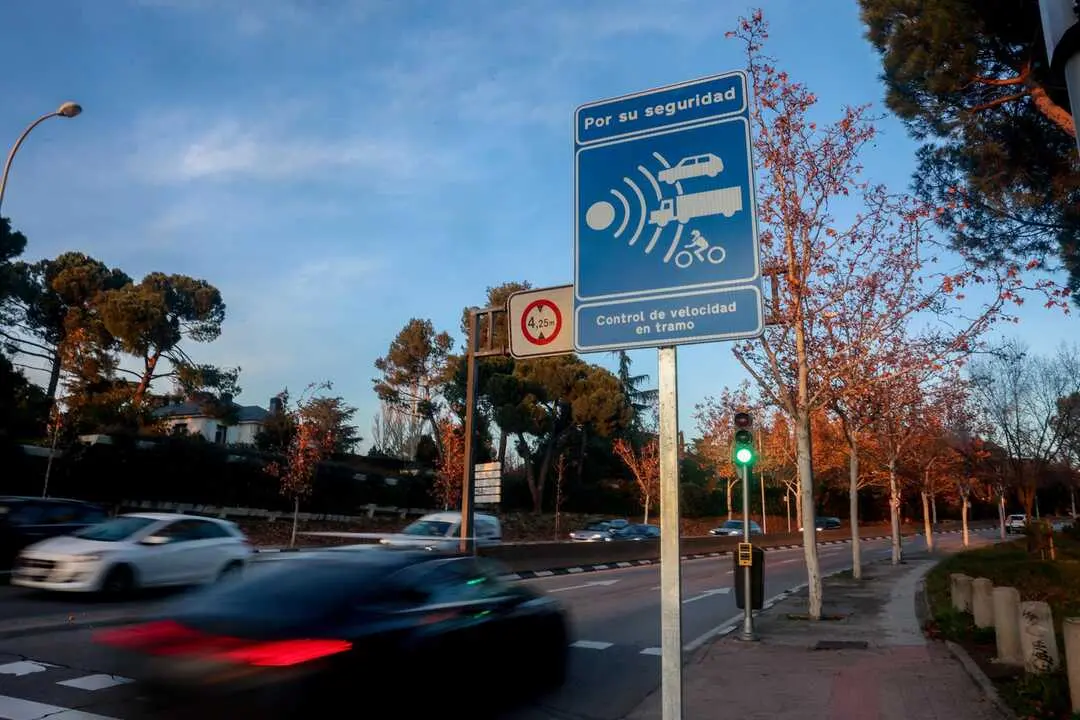 arios coches pasan junto a una se&ntilde;al de radar de tramo, en la calle Sinesio Delgado, a 27 de diciembre de 2023, en Madrid (Espa&ntilde;a). EP.