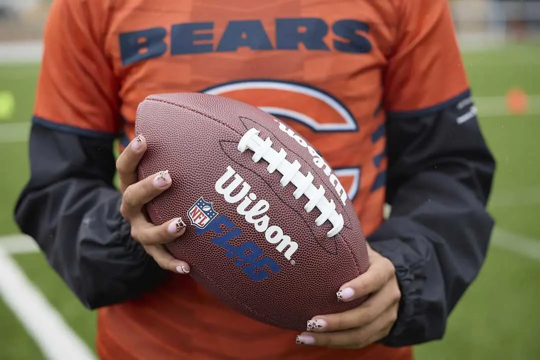 Imagen de un bal&oacute;n de flag football durante un cl&iacute;nic de los Chicago Bears.