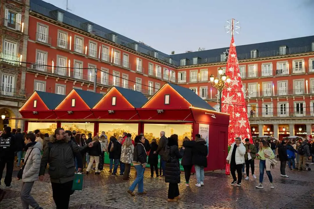 Varias personas en el mercadillo navide&ntilde;o de la Plaza Mayor, a 19 de diciembre de 2024, en Madrid (Espa&ntilde;a). Imagen de EP.