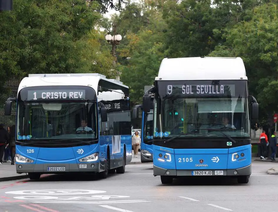 Dos autobuses de la EMT. Imagen de archivo de EP.