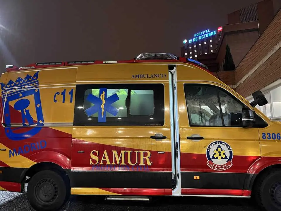Ambulancia de SAMUR Protecci&oacute;n Civil frente al Hospital 12 de Octubre de Madrid. Imagen de archivo.