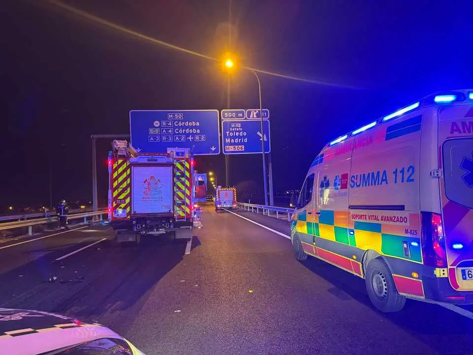 Summa 112 y Bomberos de la Comunidad de Madrid tras el accidente entre un coche y un cami&oacute;n en la M-50. Imagen de EP.