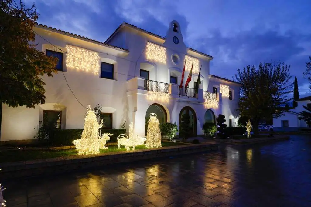 Decoraci&oacute;n navide&ntilde;a de la fachada del antiguo Ayuntamiento de Villanueva de la Ca&ntilde;ada.