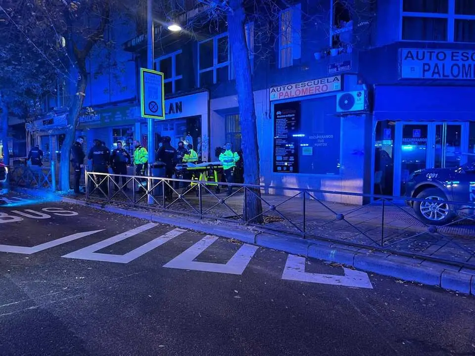 Polic&iacute;a y personal de Emergencias en el lugar de la muerte por heridas de arma blanca de una mujer en Madrid.