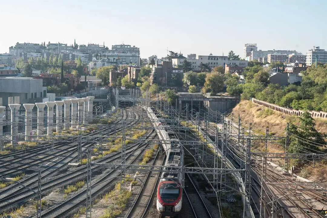 Un tren llegando a Chamart&iacute;n.