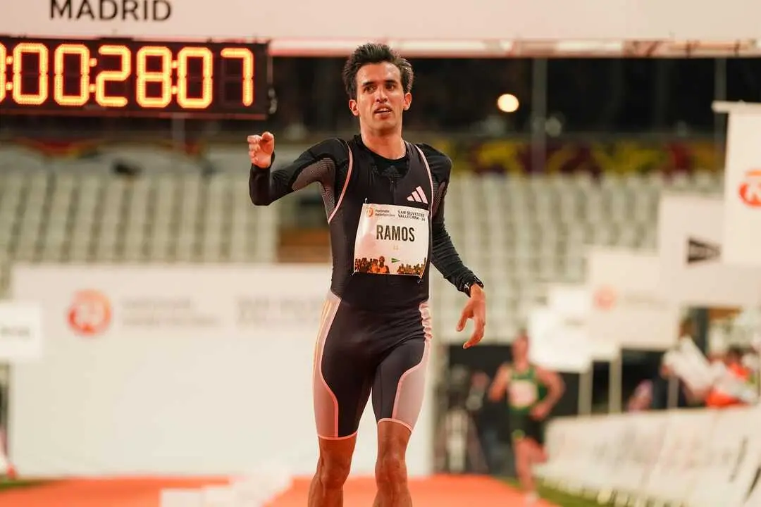 El atleta espa&ntilde;ol Jes&uacute;s Ramos llega a la l&iacute;nea de meta de la San Silvestre Vallecana en 2024.