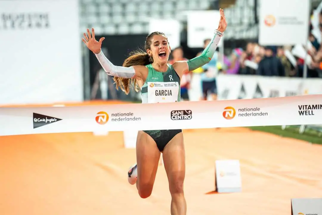 Marta Garc&iacute;a celebra su victoria en la Nationale Nederlanden San Silvestre Vallecana 2024. Imagen de EP.