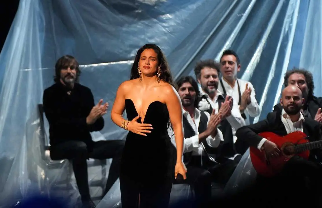 La cantante Rosal&iacute;a, act&uacute;a durante la gala de entrega de los Latin Grammy 2023, en el Palacio de Congresos de Sevilla, a 16 de noviembre de 2023, en Sevilla, Andaluc&iacute;a (Espa&ntilde;a). EP.