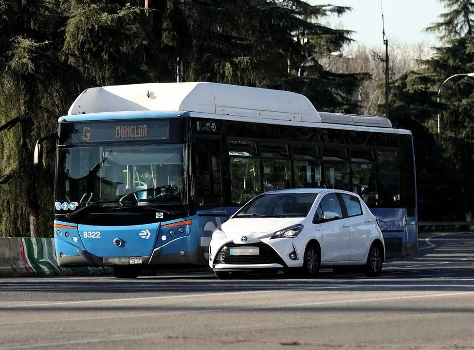Un autob&uacute;s de la EMT circula el d&iacute;a en que es gratis realizar viajes en los viajes de la EMT, a 11 de enero de 2022, en Madrid, (Espa&ntilde;a). EP.