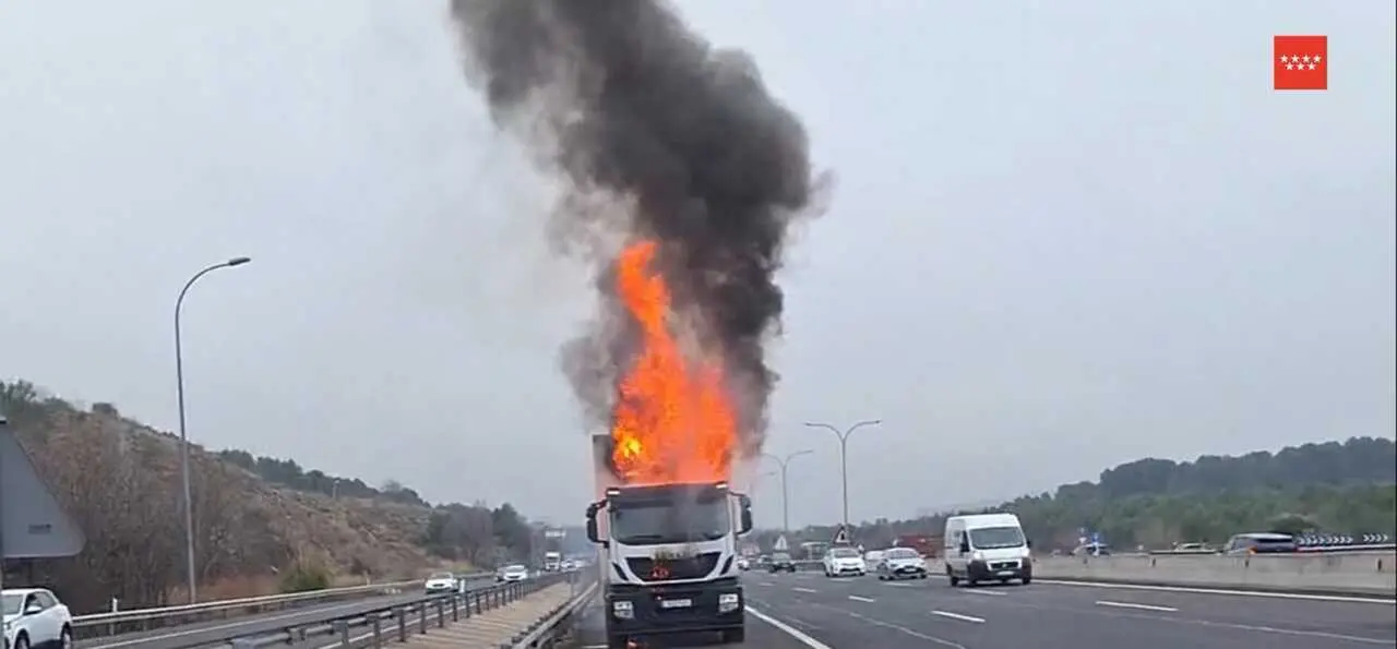 Un aparatoso incendio de un cami&oacute;n frigor&iacute;fico provoca retenciones en la A-3 durante varias horas.
