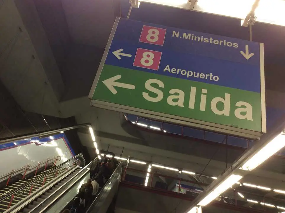Cartel de la L&iacute;nea 8 de Metro.