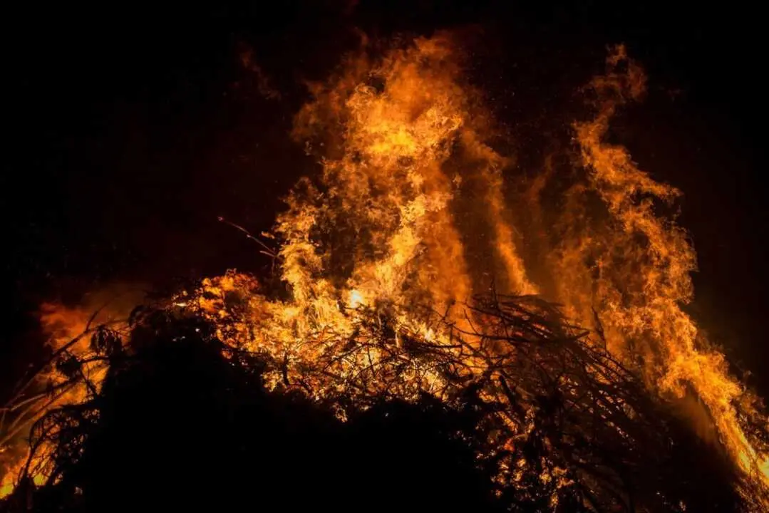 La gran hoguera de la fiesta de La Luminaria de Moralzarzal.