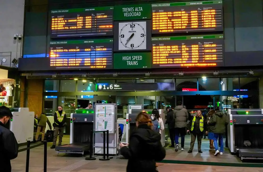 Personas pasando el control de seguridad de trenes.