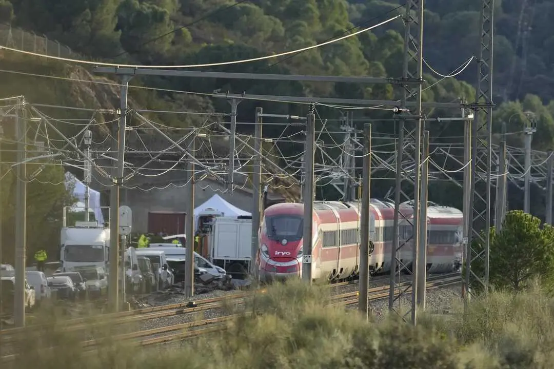 Imagen de la zona del accidente ferroviario con los convoyes de trenes siniestrados. Imagen de EP.