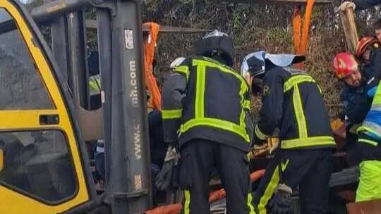 Personal trabajando en el accidente.
