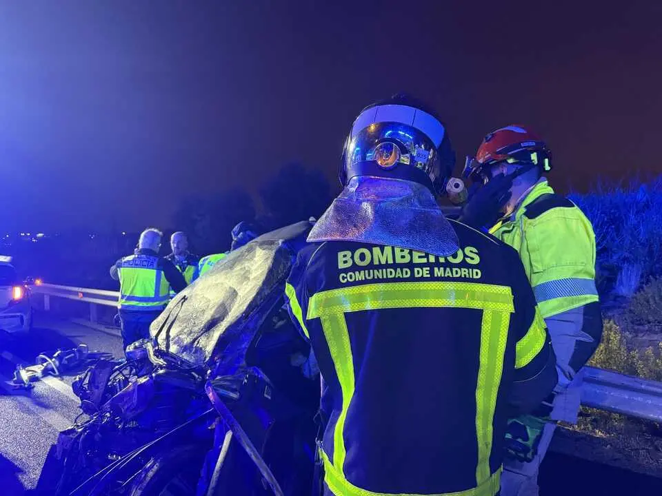 Personal del SUMMA 112 y Bomberos act&uacute;an en el lugar de un accidente de tr&aacute;fico en la M-50. Imagen de Emergencias Madrid.