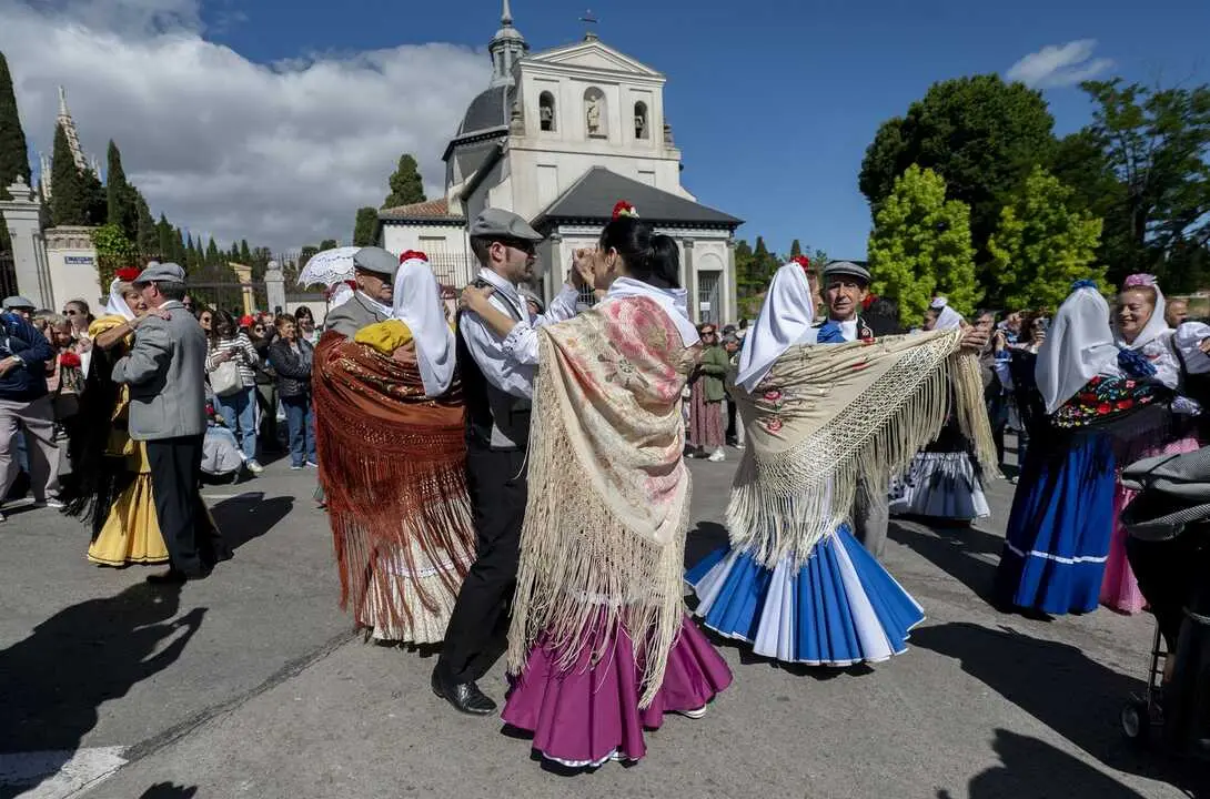Parejas vestidos de chulapos bailan el chotis en la Pradera de San Isidro, a 15 de mayo de 2024, en Madrid (Espa&ntilde;a). Imagen de EP.