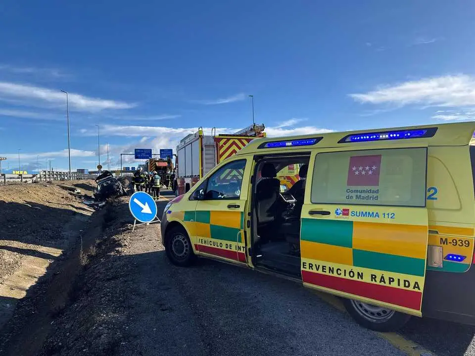 Ambulancia del SUMMA 112 atiende un accidente de coche en la A-5. Imagen de EP.