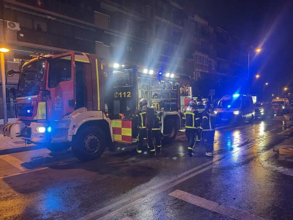 Operativos de SUMMA 112 y de Bomberos de la Comunidad de Madrid desplegados ante el incendio de una vivienda en Legan&eacute;s. Imagen de archivo de EP.