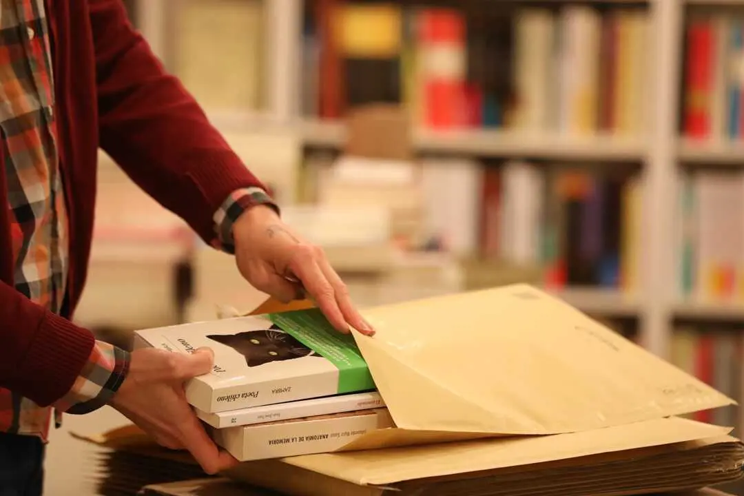 Gonzalo, due&ntilde;o de 'Tipos Infames', ubicada en la madrile&ntilde;a calle de San Joaqu&iacute;n, prepara pedidos online en su librer&iacute;a. Imagen de EP.