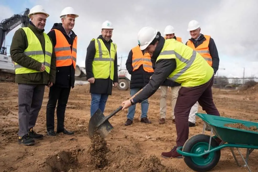 Obras del nuevo Parque Comercial de Colmenar Viejo. Imagen del consistorio.