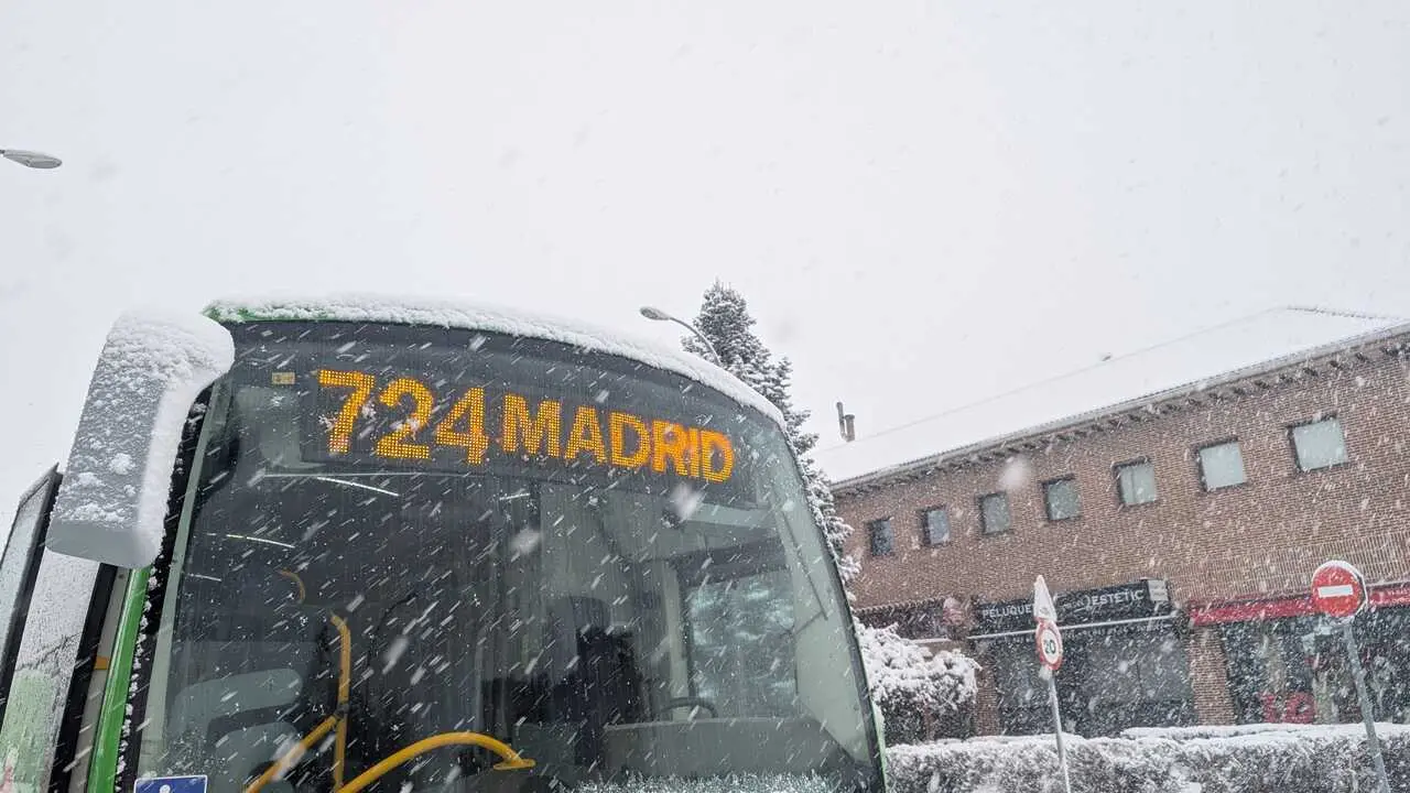 Un autob&uacute;s estacionado en Colmenar Viejo sin poder emprender el camino.