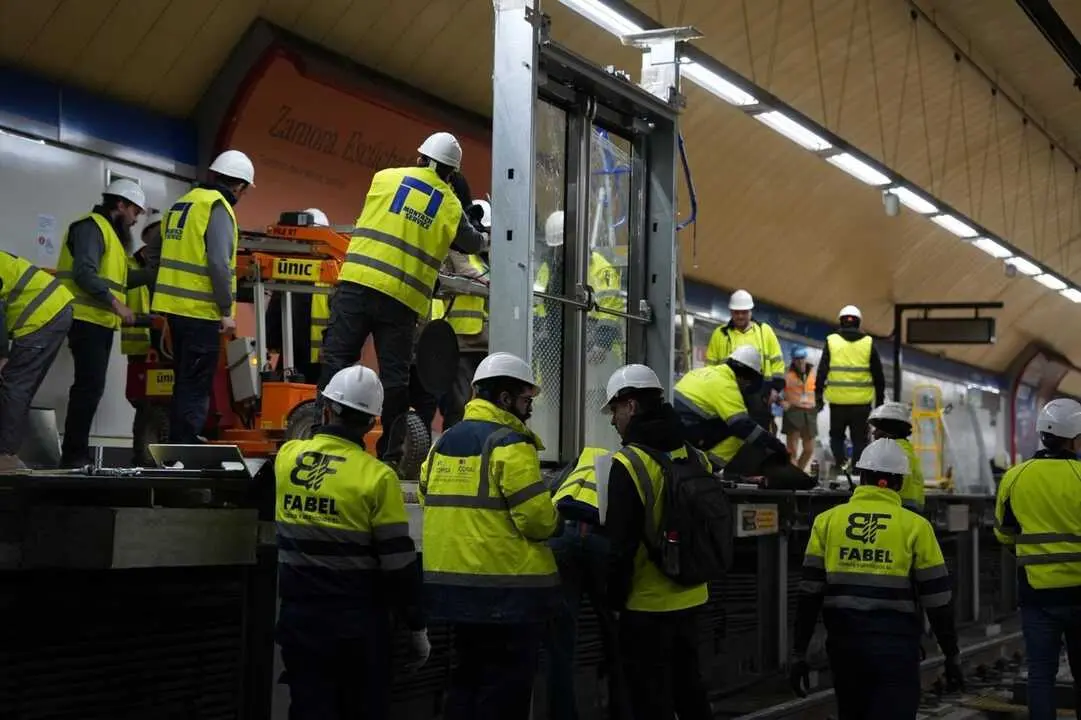 La estaci&oacute;n de Metro de Legazpi luce ya la primera puerta de and&eacute;n para la automatizaci&oacute;n de la L&iacute;nea 6. Imagen de Metro Madrid.