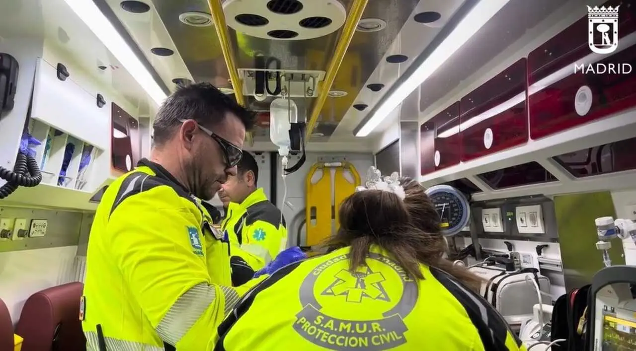 Efectivos sanitarios en una ambulancia en el barrio madrile&ntilde;o de San Blas. Imagen de EP.