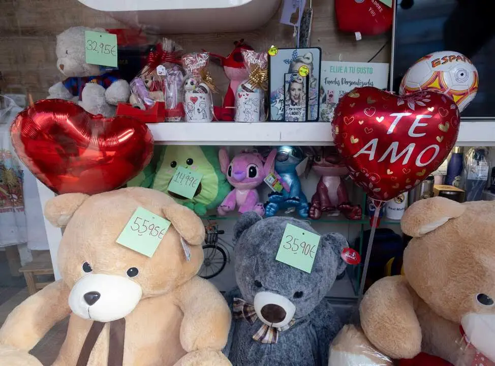 Varios peluches y regalos, a 11 de febrero de 2025, en Madrid (Espa&ntilde;a). Imagen de EP.