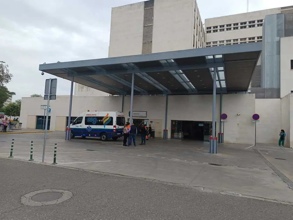 Entrada a Urgencias del Hospital Reina Sof&iacute;a de C&oacute;rdoba. Imagen de archivo de EP.
