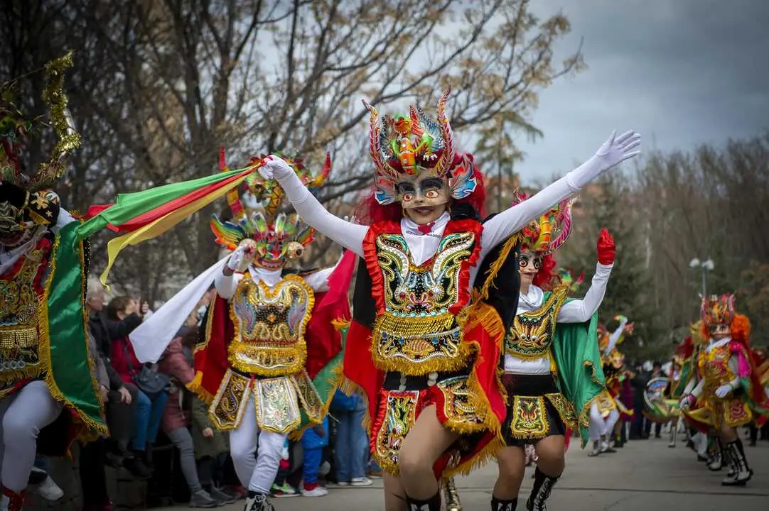 Varias personas y comparsas participan disfrazadas en el Desfile de Carnaval desde el Puente Perrault hacia la Explanada Negra en el Parque de Madrid R&iacute;o, a 18 de febrero de 2023, en Madrid (Espa&ntilde;a). Imagen de EP.