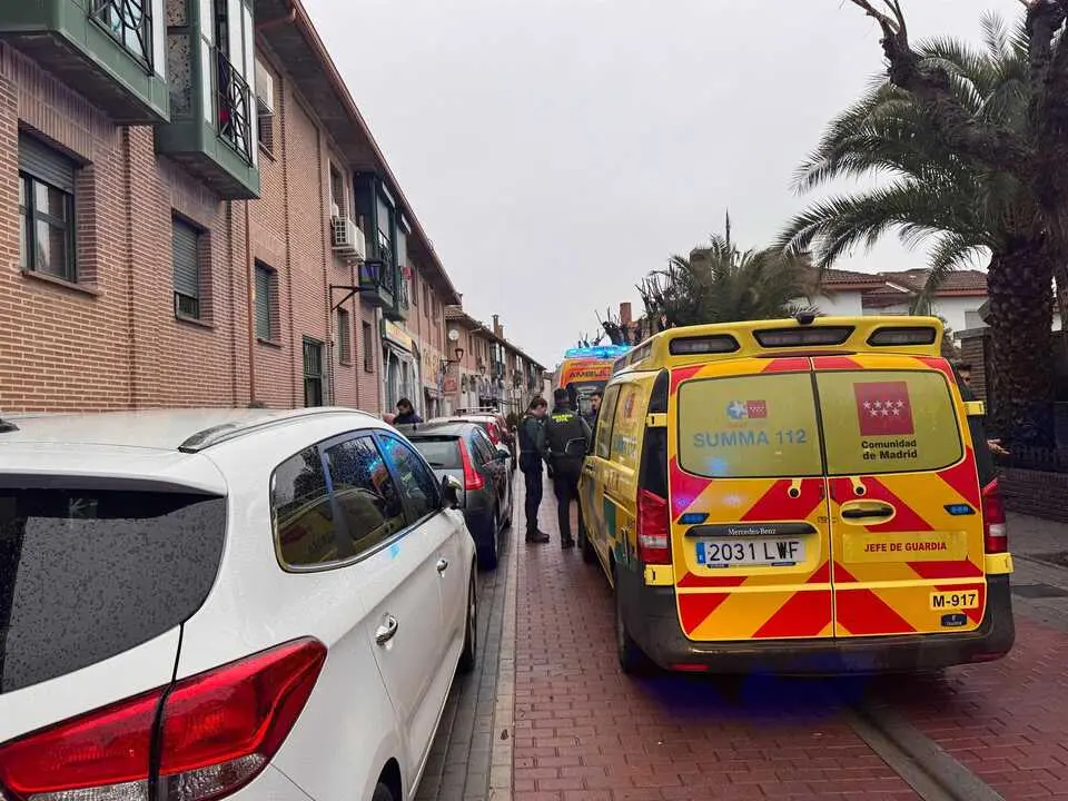 Ambulancias del SUMMA112 tras una agresi&oacute;n a una mujer de 30 a&ntilde;os en su casa en Sevilla la Nueva.