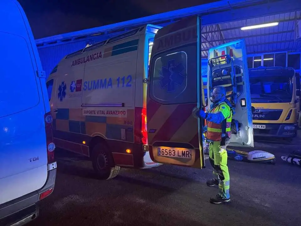 La ambulancia en el lugar de los hechos. Imagen de Emergencias 112.