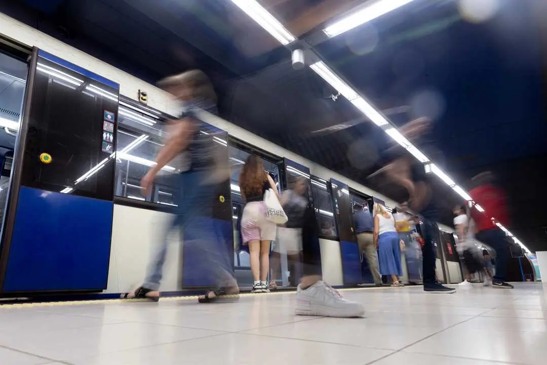 Varias personas en el anden de la l&iacute;nea 7 en la Estaci&oacute;n de San Fernando, a 8 de julio de 2024, en San Fernando de Henares, Madrid (Espa&ntilde;a).Imagen de EP.