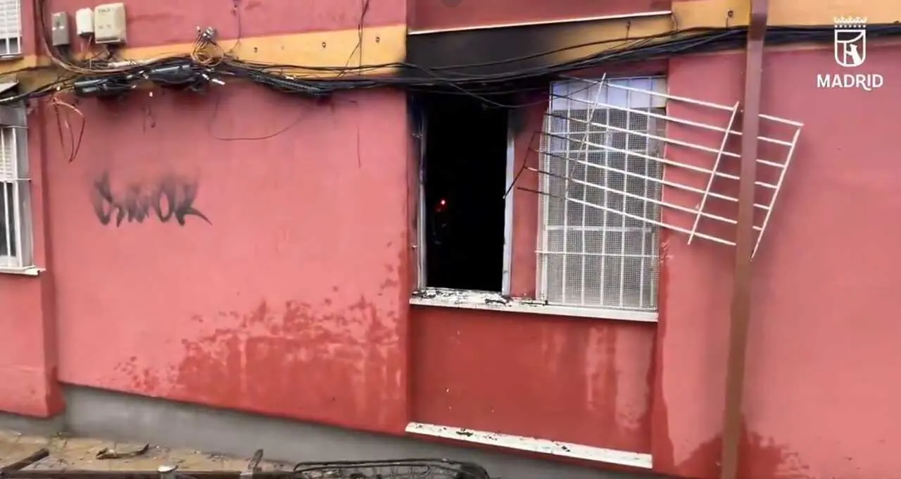 Un incendio en una casa en Latina deja dos vecinos afectados graves por inhalaci&oacute;n de humo. Imagen de Emergencias Madrid.