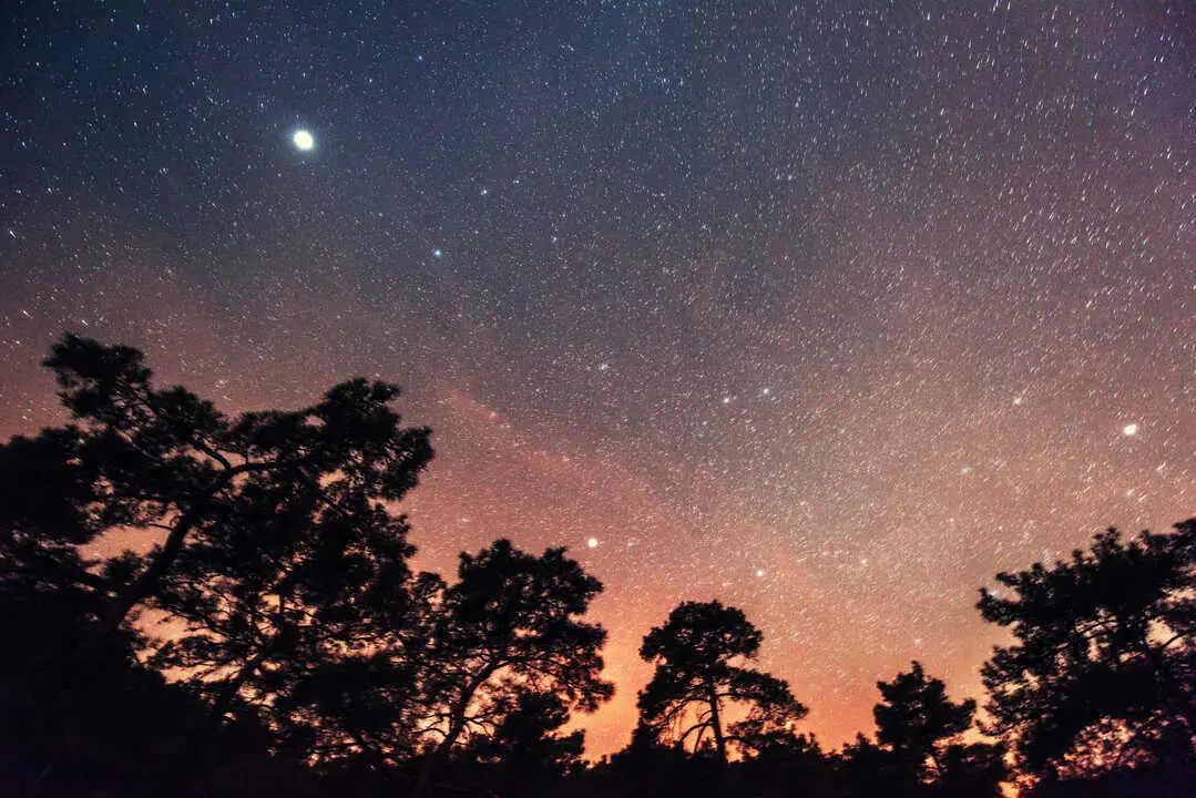 El cielo de noche. Imagen de archivo.