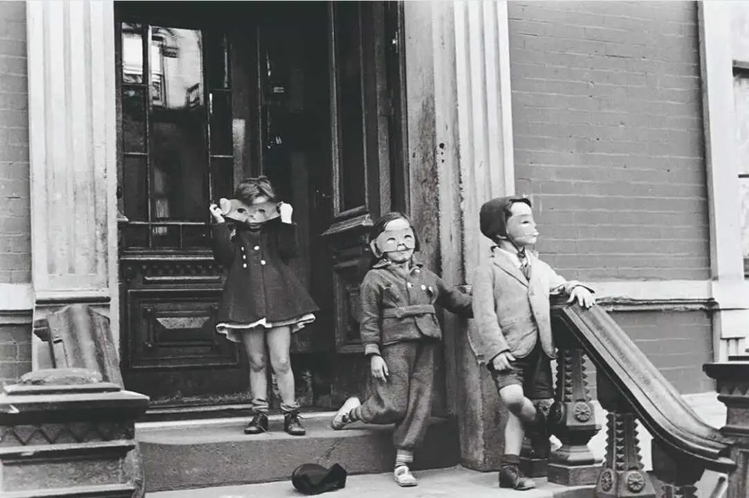 Helen Levitt New York, c. 1940. Imagen de FILM DOCUMENTS LLC, CORTES&Iacute;A ZANDER GALERIE.
