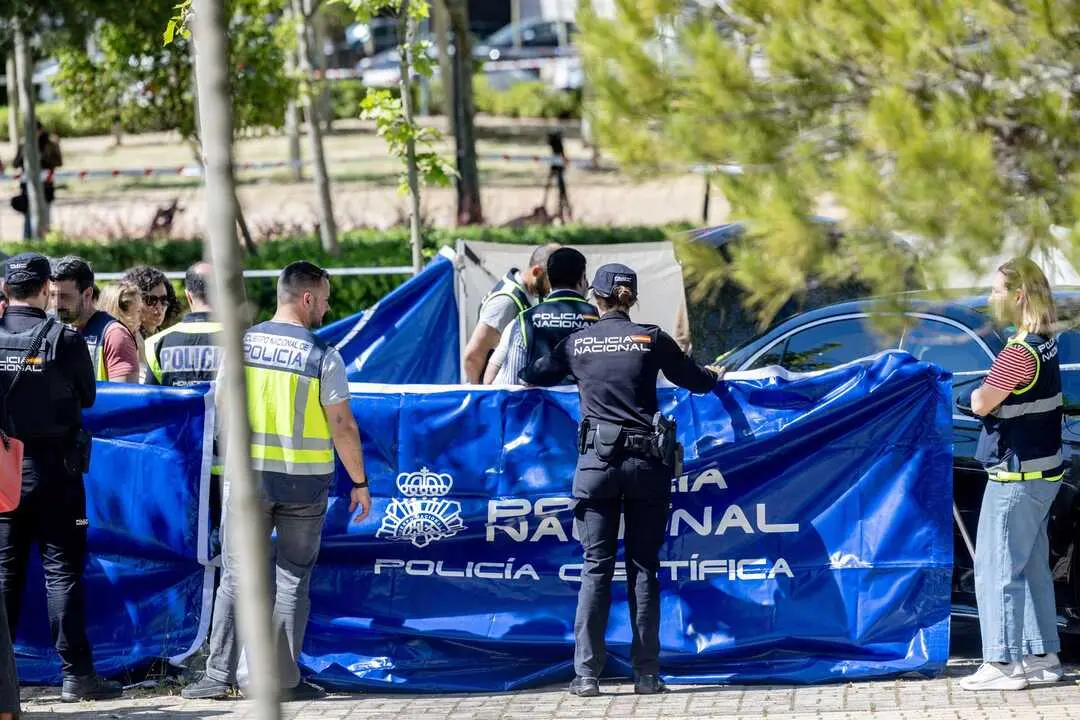 Agentes de la Polic&iacute;a Cient&iacute;fica trabajan en el lugar del tiroteo en Pozuelo de Alarc&oacute;n (Madrid). Imagen de EP.