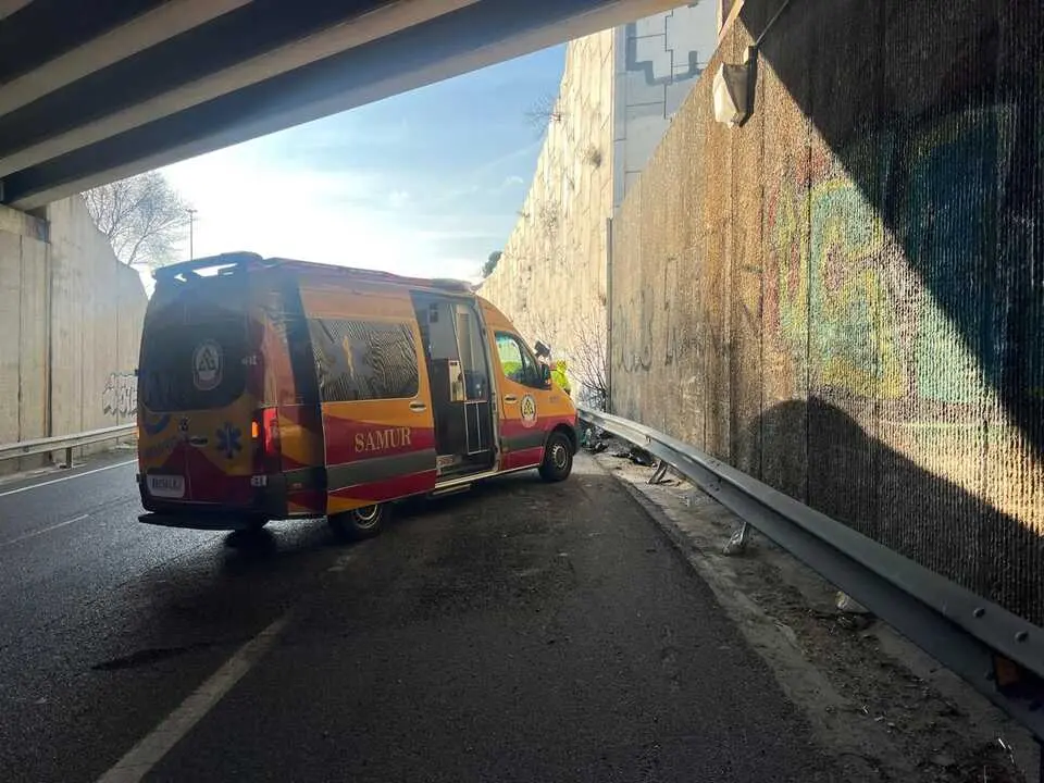 Una ambulancia de SAMUR-PC atiende a un motorista en la A-3. Imagen de EP.