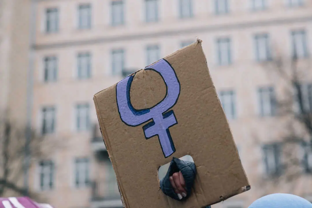 Una mujer sostiene una pancarta en el 8M.