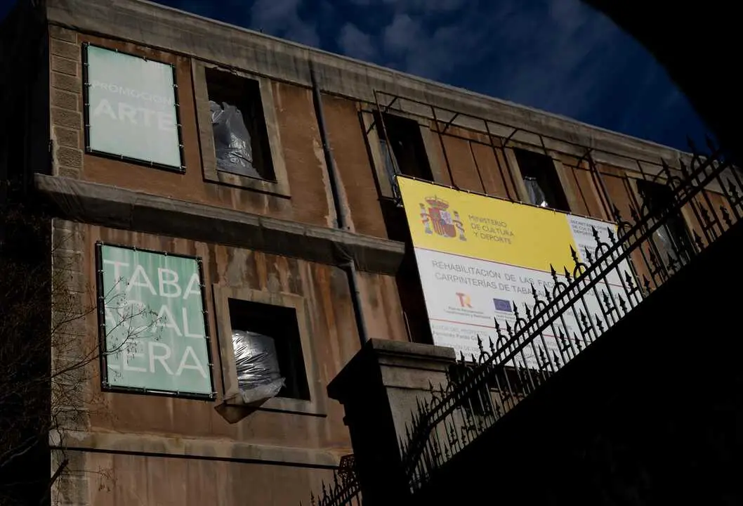 Un cartel que anuncia la rehabilitaci&oacute;n de la fachada de la Tabacalera Espacio Promoci&oacute;n del Arte, en Embajadores. Imagen de EP.