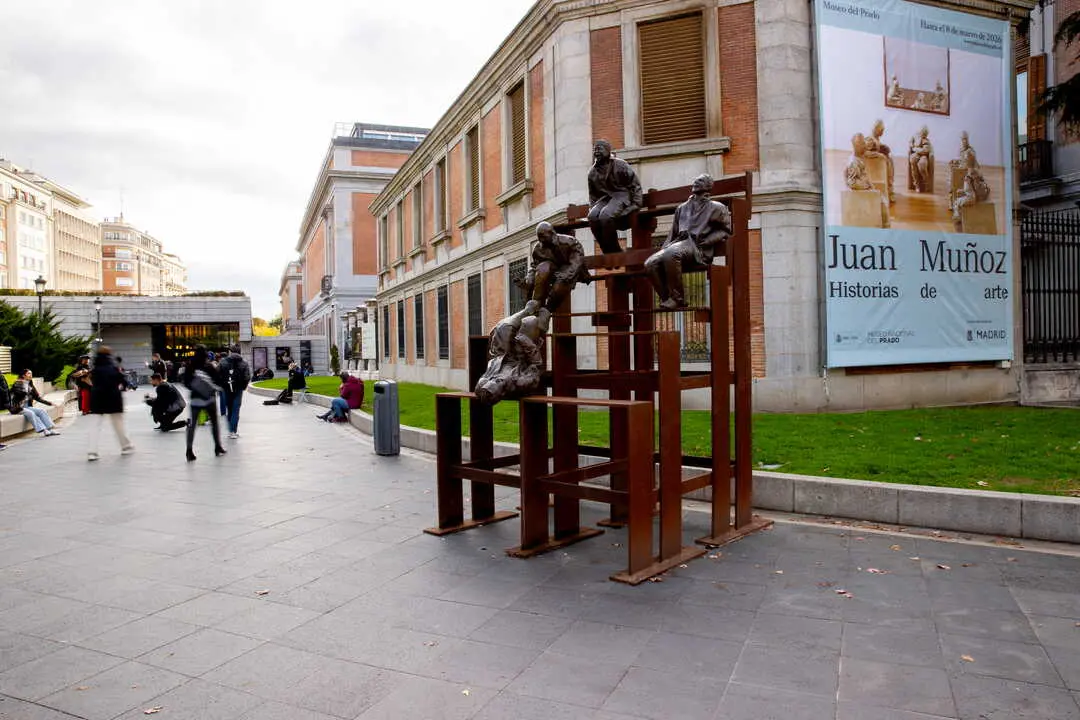Trece ri&eacute;ndose unos de otros, de Juan Mu&ntilde;oz en la explanada del exterior del Museo del Prado. Foto &copy;Museo Nacional del Prado.