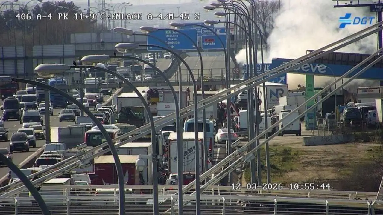 Un coche se prende fuego en la A-4. Imagen de la DGT.
