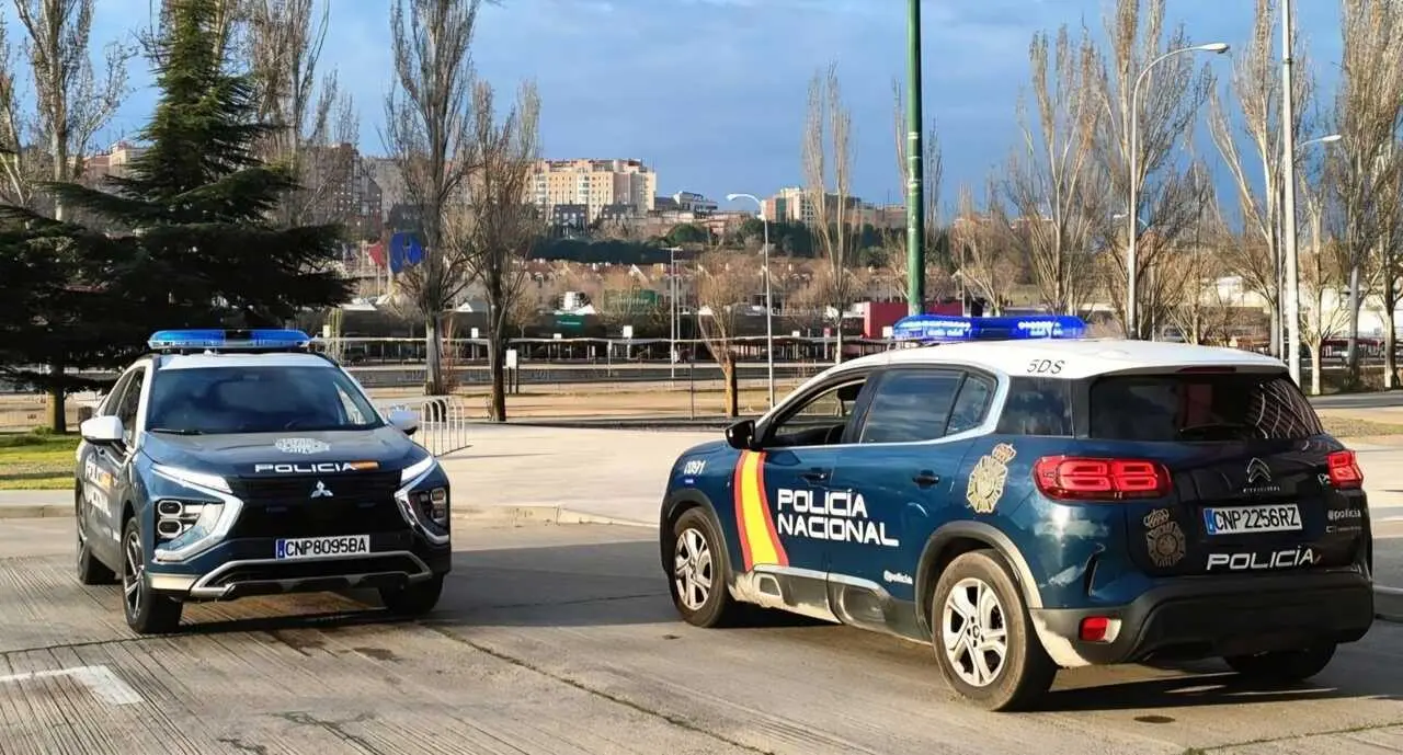 Dos coches de la Polic&iacute;a Nacional de Valladolid. Imagen de archivo de la Polic&iacute;a Nacional.