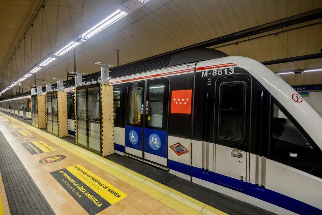 Varias puertas de And&eacute;n colocadas recientemente, en la l&iacute;nea 6 del metro de Madrid, en la estaci&oacute;n de Legazpi. Imagen de EP.