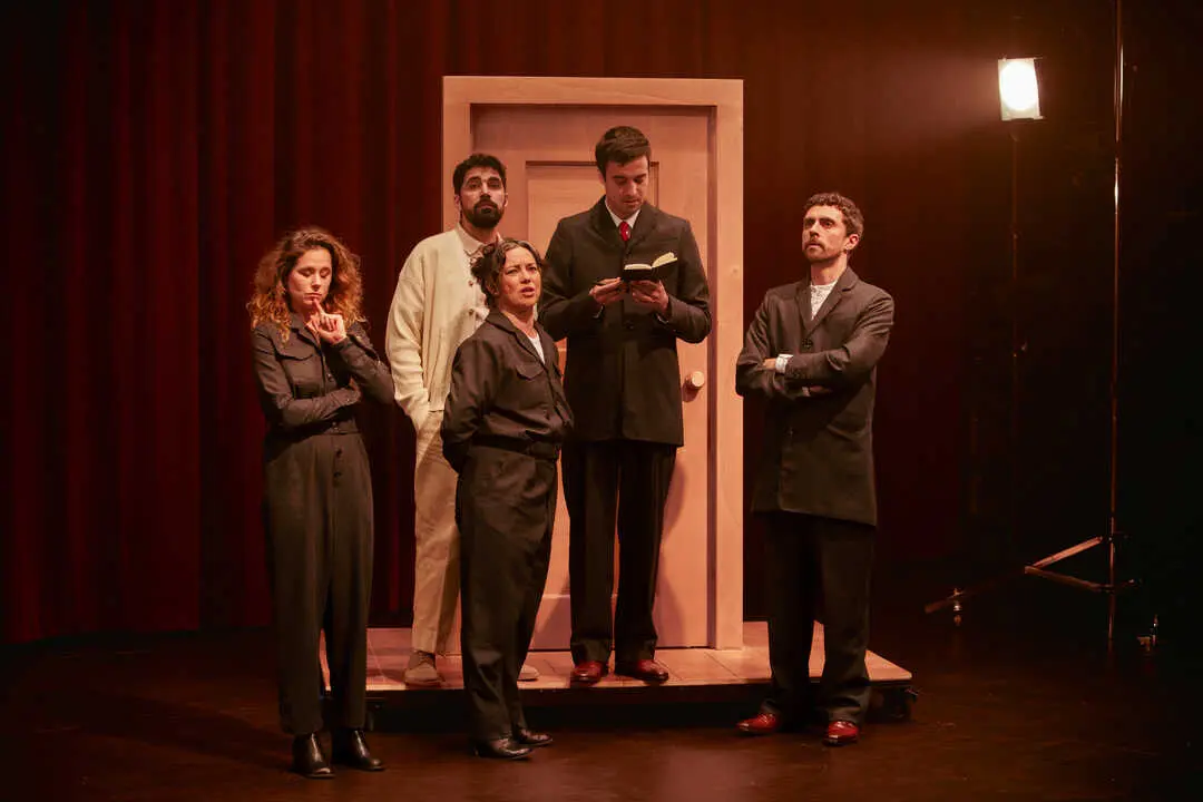 La obra de teatro 'Niebla', en Nave 10 Matadero. Imagen de @geraldineleloutre, cedida por Matadero Madrid.